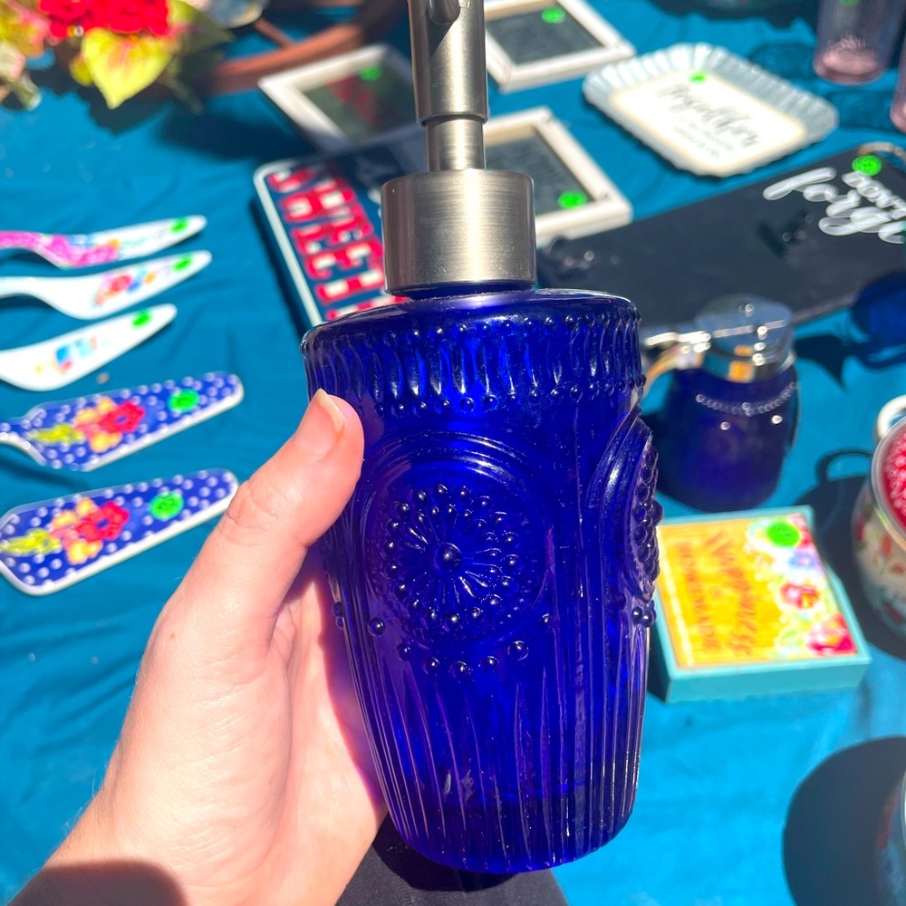 Pioneer woman cobalt blue soap dispenser. Tag is not on this item.
